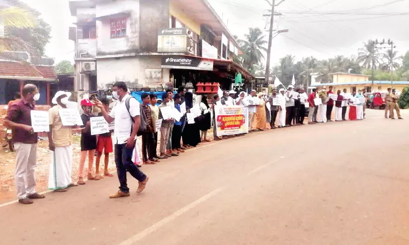 എയിംസ് പ്ലക്കാർഡ് സമരം; മുഖ്യമന്ത്രി വഴിമാറി പോയി