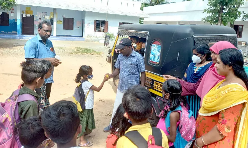 വിദ്യാർഥികൾക്ക് സൗജന്യ ഓട്ടം; മാതൃകയായി ഓട്ടോ ഡ്രൈവർമാർ