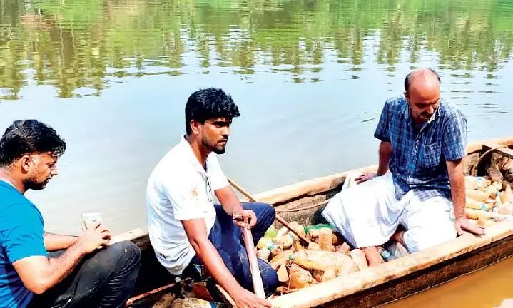 കടലുണ്ടിപ്പുഴയിൽ ഇറങ്ങിയ യുവാക്കൾക്ക് തോണി നിറയെ മാലിന്യ ചാകര