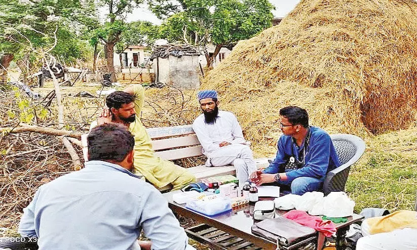 കറപറ്റിയ ഗ്ലാസിലെ വെ​​ള്ള​​വും  ബി​​സ്ക​​റ്റും