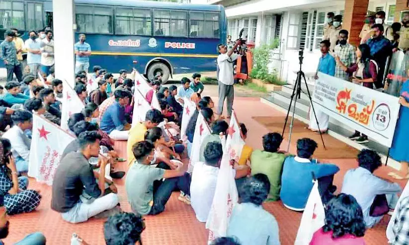 ചോദ്യപേപ്പർ കൈകാര്യം ചെയ്തതിലെ വീഴ്ച; കാലിക്കറ്റിലേക്ക് എസ്.എഫ്.ഐ മാർച്ച്