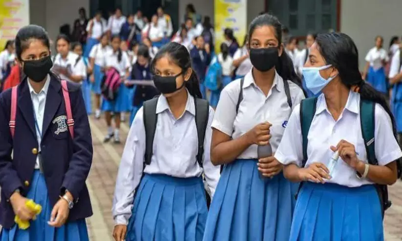 സ്ഥലംമാറ്റ ഉത്തരവ് റദ്ദാക്കുന്നതിനായി വിദ്യാർഥികളെ മേൽക്കൂരയിൽ ബന്ദികളാക്കി അധ്യാപകർ