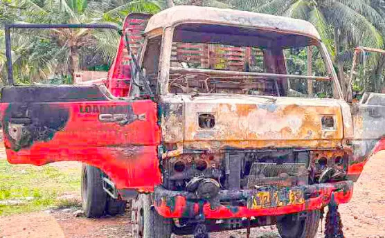 കുയ്യാലി പുഴക്കരയിൽ നിർത്തിയിട്ട ടിപ്പർ ലോറികൾക്ക് തീയിട്ടു