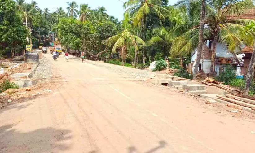 ഇഴയുന്ന പ്രവൃത്തി: ചോമ്പാല ഹാർബർ റോഡിൽ ദുരിതയാത്ര