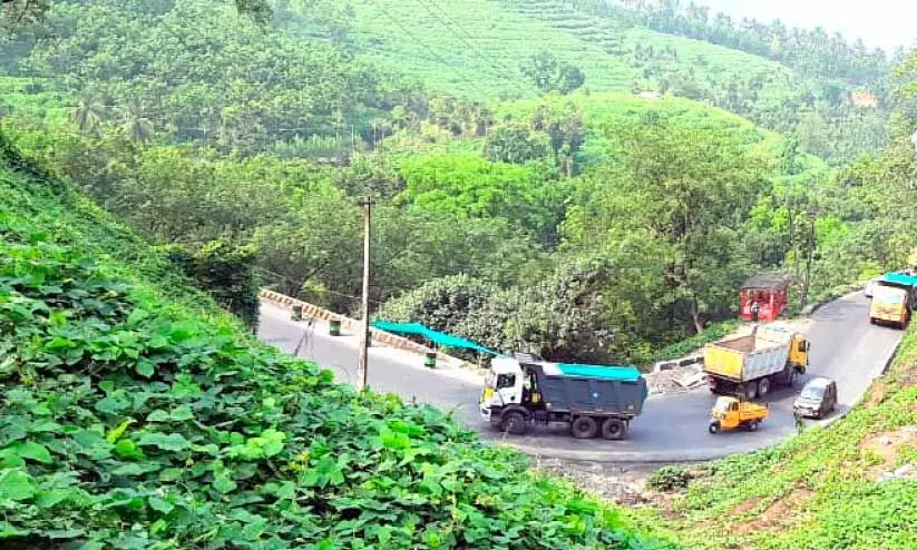 മഴ: ചുരം റോഡിനും വേണ്ടേ സുരക്ഷ...?