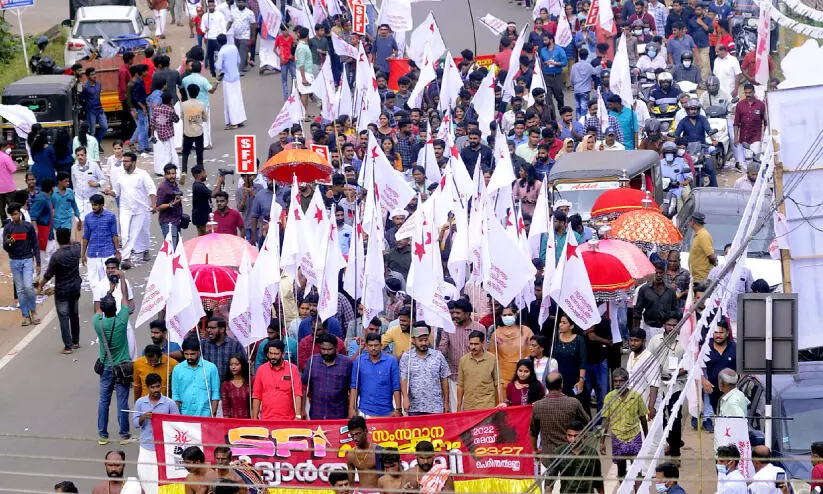 പെ​രി​ന്ത​ൽ​മ​ണ്ണ​യി​ൽ എ​സ്.​എ​ഫ്.​ഐ​യു​ടെ ഉ​ജ്ജ്വ​ല റാ​ലി