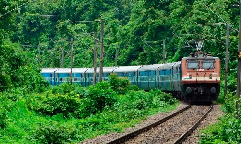 സ്വപ്​ന ട്രാക്കിലൂടെ കൂകിപ്പാഞ്ഞ് പാലരുവി എക്സ്​പ്രസ്