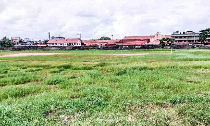 കാടല്ലിത്, കളിക്കളമാണ്; കാടുവളര്‍ന്ന് നാശത്തി‍െൻറ വക്കിൽ നെഹ്‌റു സ്റ്റേഡിയം