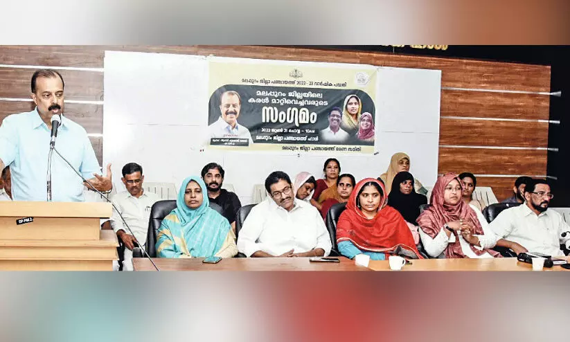 ജി​ല്ല പ​ഞ്ചാ​യ​ത്ത്​ ഓ​ഫി​സി​ൽ ക​ര​ള്‍ മാ​റ്റി​വെ​ച്ച​വ​രു​ടെ സം​ഗ​മം പ്ര​ഫ. ആ​ബി​ദ് ഹു​സൈ​ന്‍ ത​ങ്ങ​ള്‍ എം.​എ​ല്‍.​എ ഉ​ദ്​​ഘാ​ട​നം ചെ​യ്യു​ന്നു