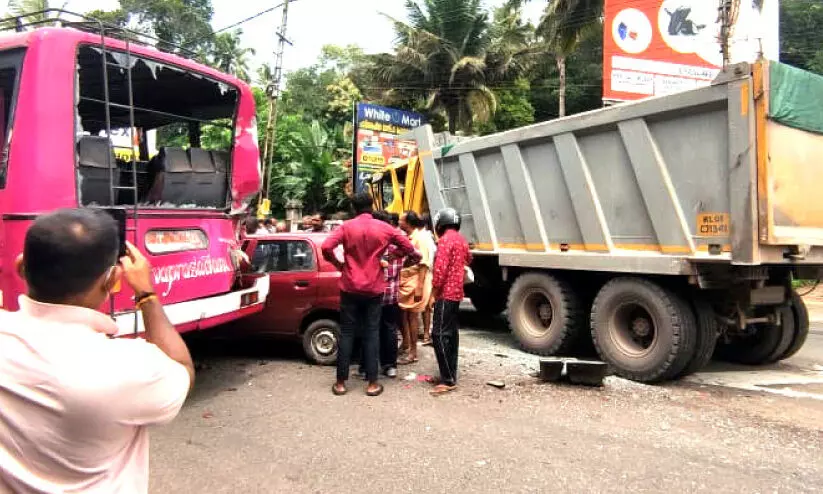 സ്വകാര്യ ബസിന്​ പിന്നിൽ ടിപ്പർ ഇടിച്ചുകയറി രണ്ടുപേർക്ക്​ പരിക്ക്