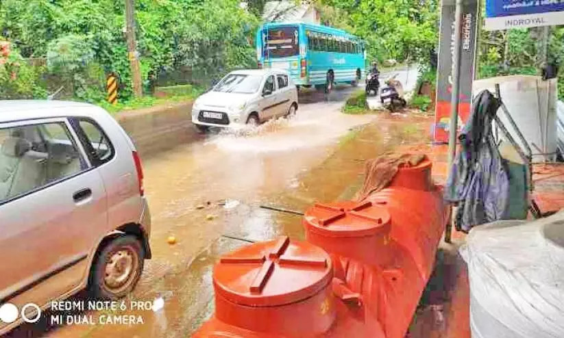 ഓട വെള്ളം റോഡിലൂടെ; ഇരിങ്ങണ്ണൂർ ടൗണിൽ അപകട ഭീതി