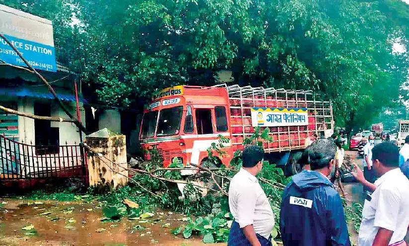 ദേശീയപാതയിൽ ചോരപ്പാട് മായുന്നില്ല