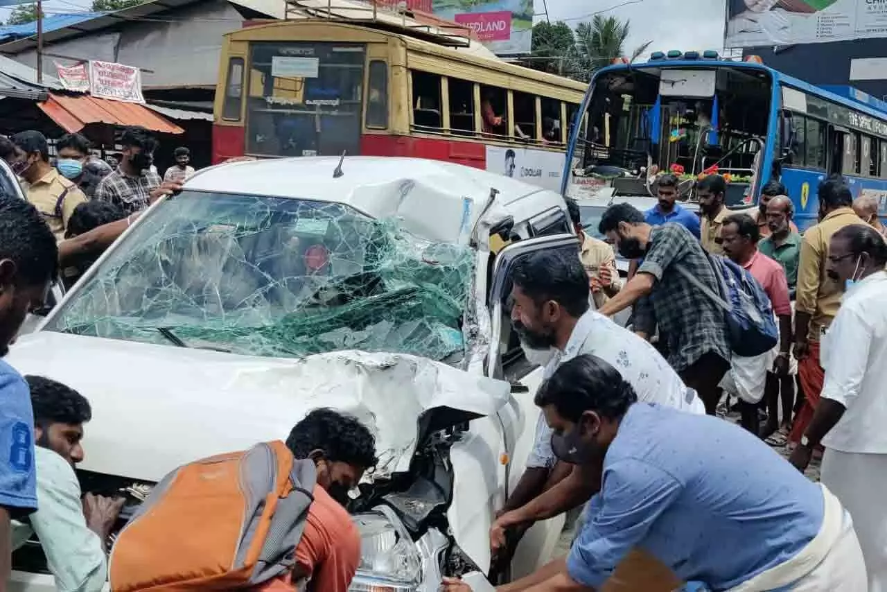 അടൂരിൽ വാഹനങ്ങൾ കൂട്ടിയിടിച്ച് ബൈക്ക് യാത്രികന് പരിക്ക്