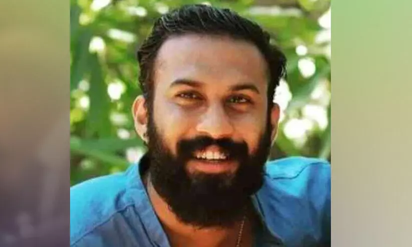 റോഡില്‍ ബൈക്ക് തെന്നി നെഞ്ചിടിച്ച് വീണ് യുവാവ് മരിച്ചു