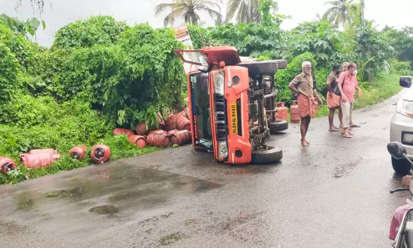 പാചകവാതക സിലിണ്ടറുമായി വന്ന വാഹനം മറിഞ്ഞു