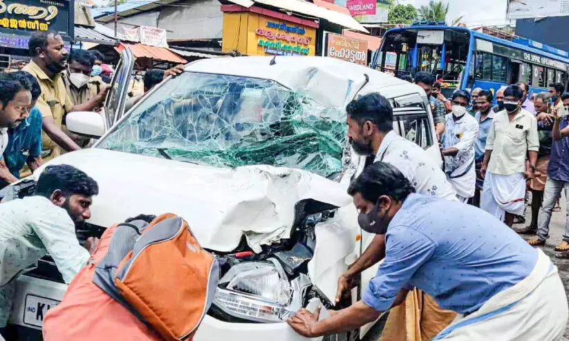 അടൂരിൽ ബസിടിച്ച് അപകട പരമ്പര