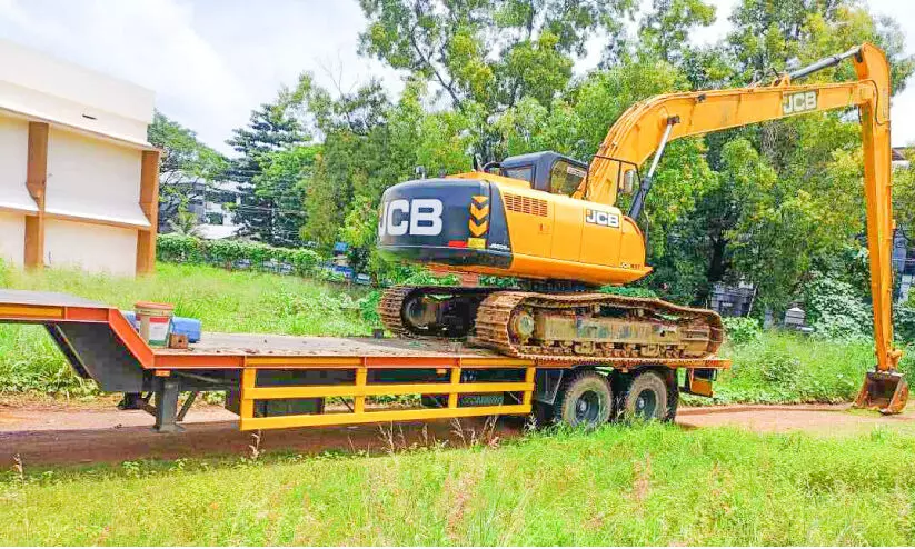 ഉദ്യോഗസ്ഥരെ വെള്ളം കുടിപ്പിച്ച് ജലവിഭവ വകുപ്പിന്റെ മണ്ണുമാന്തി യന്ത്രം