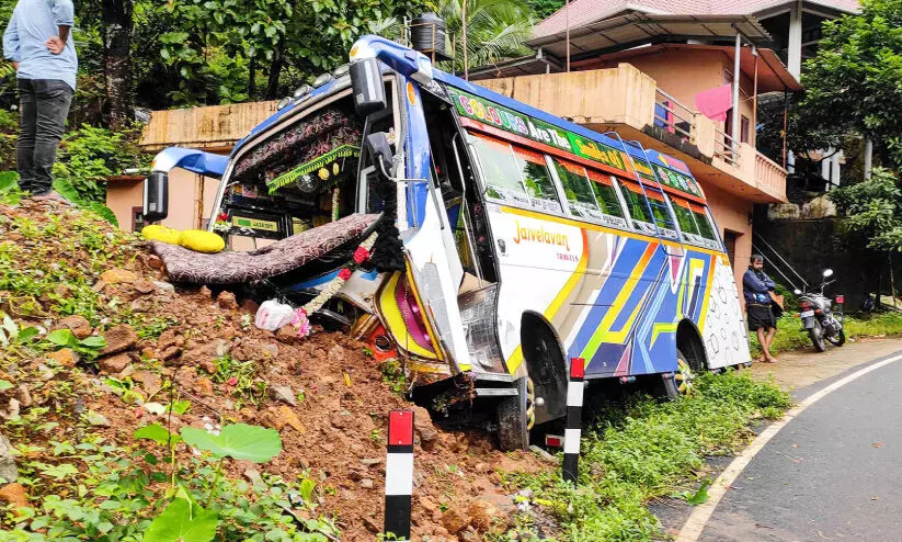 ശബരിമല തീർഥാടകർ സഞ്ചരിച്ച ബസ് അപകടത്തിൽപ്പെട്ട് 16 പേർക്ക് പരിക്ക്