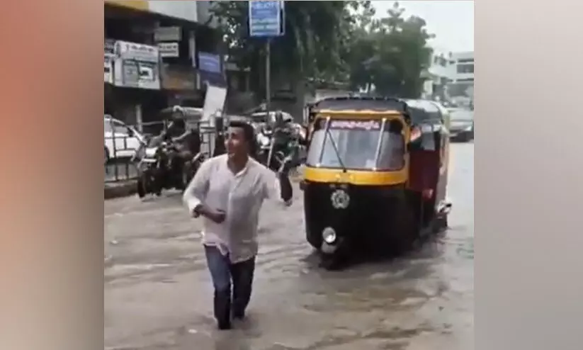 വെള്ളക്കെട്ടുള്ള റോഡിൽ ഓട്ടോ കുടുങ്ങി; രക്ഷയില്ലെന്ന് കണ്ടതോടെ ഡ്രൈവർ ചെയ്തത്...! വൈറൽ വിഡിയോ കാണാം..