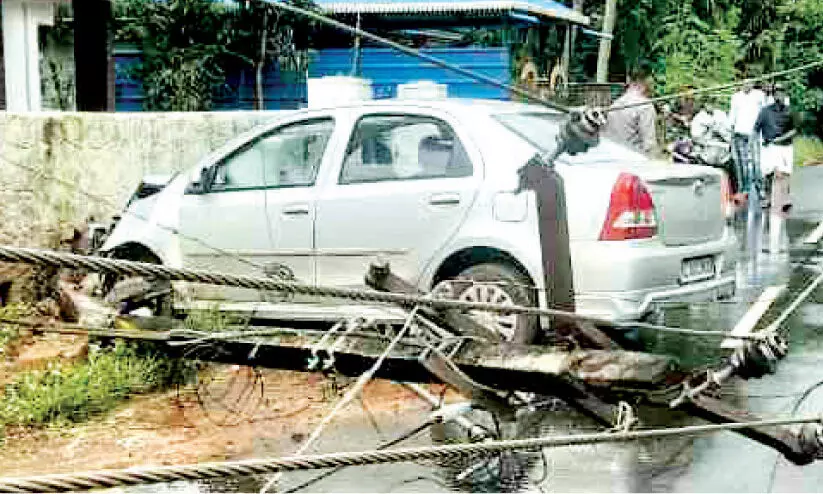 കാറിടിച്ച് വൈദ്യുതിത്തൂൺ തകർന്നു