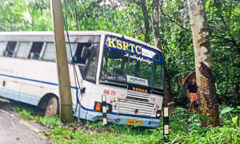 കെ.എസ്.ആർ.ടി.സി ബസ് റബർ തോട്ടത്തിലേക്ക് ഇടിച്ചുകയറി