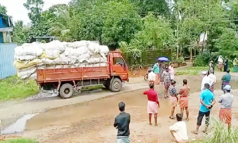 കിനാലൂരിൽ ആശുപത്രി മാലിന്യവുമായെത്തിയ ലോറി നാട്ടുകാർ തടഞ്ഞു തിരിച്ചയച്ചു