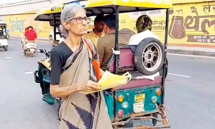 ഉത്തർപ്രദേശ് തലസ്ഥാന നഗരിയിൽ വ​ർ​ഗീ​യ​ത​ക്കെ​തി​രാ​യ നോ​ട്ടീ​സ് വി​ത​ര​ണം​ചെ​യ്യു​ന്ന വ​യോ​ധി​ക​ക്ക് ചിലത് പറയാനുണ്ട്