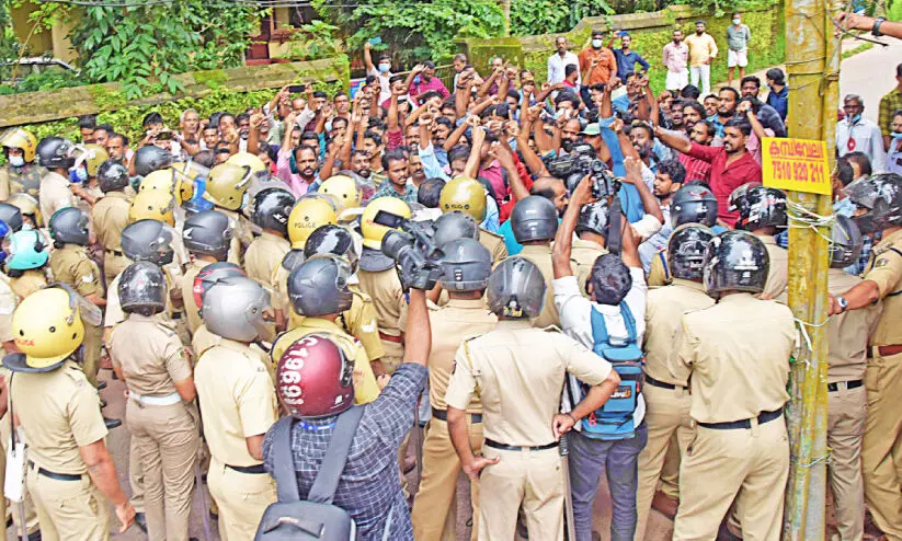 സജീവന്റെ മരണം: പൊലീസ് സ്റ്റേഷൻ മാർച്ചിൽ പ്രതിഷേധമിരമ്പി