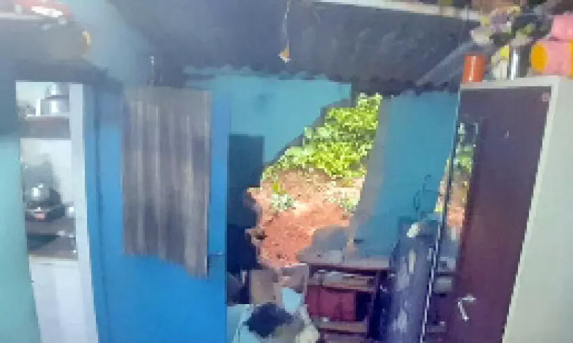 കാട്ടാന വീട് തകർത്തു