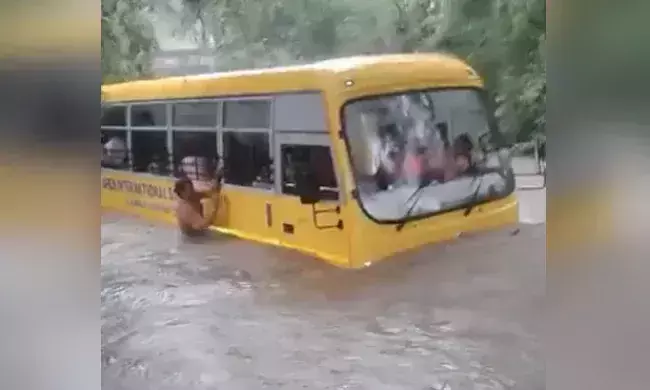 കുട്ടികളുമായി സ്കൂൾ ബസ് അഴുക്കുചാലിൽ കുടുങ്ങി; രക്ഷകരായി ഗ്രാമീണർ, ദൃശ്യങ്ങൾ പുറത്ത്