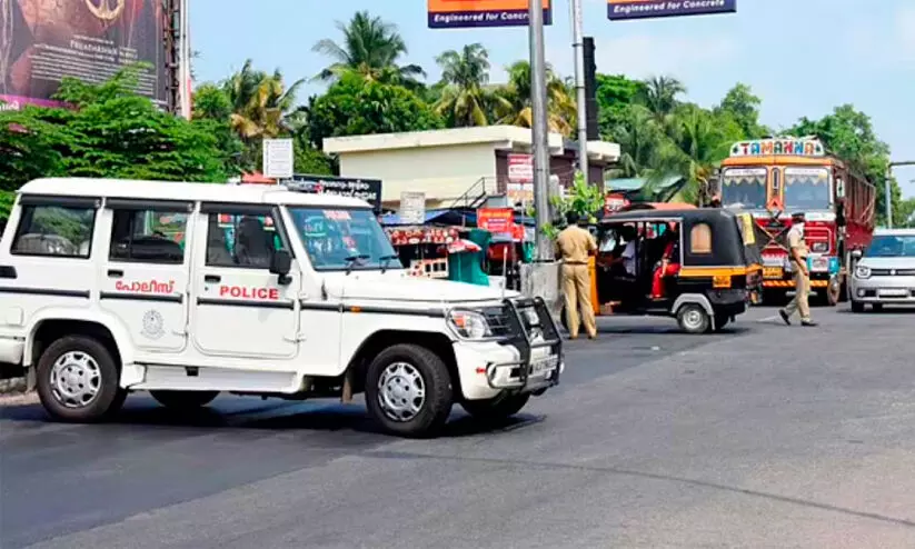 നിർത്താതെപോയ കാർ പൊലീസ് പിന്തുടർന്ന് പിടികൂടി