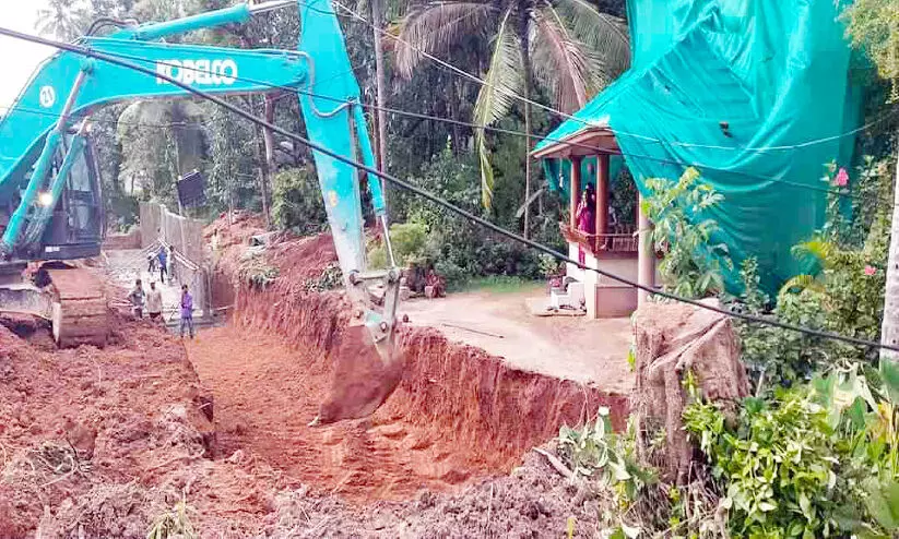 ദേശീയപാത നിർമാണം; വഴിമുടക്കാൻ വൻ മതിലുകൾ