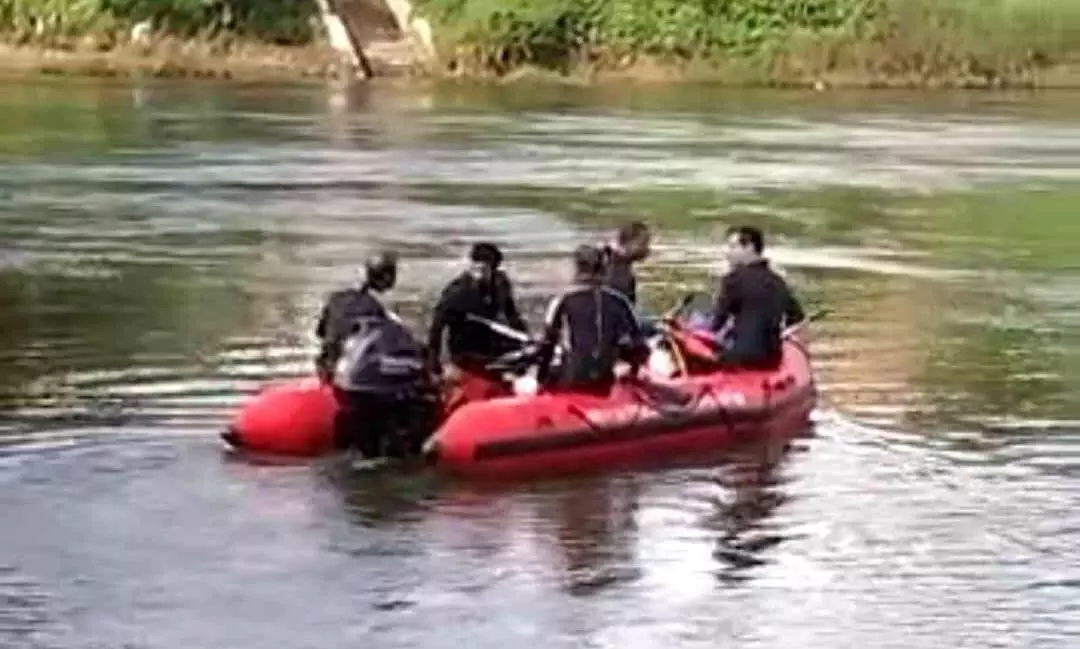 പാലത്തിൽ ചെരുപ്പും പഴ്സും ഉപേക്ഷിച്ച നിലയിൽ;  സ്ത്രീ പുഴയിൽ ചാടിയെന്ന് സംശയം; ഫയർഫോഴ്സ് തെരച്ചിൽ നടത്തി