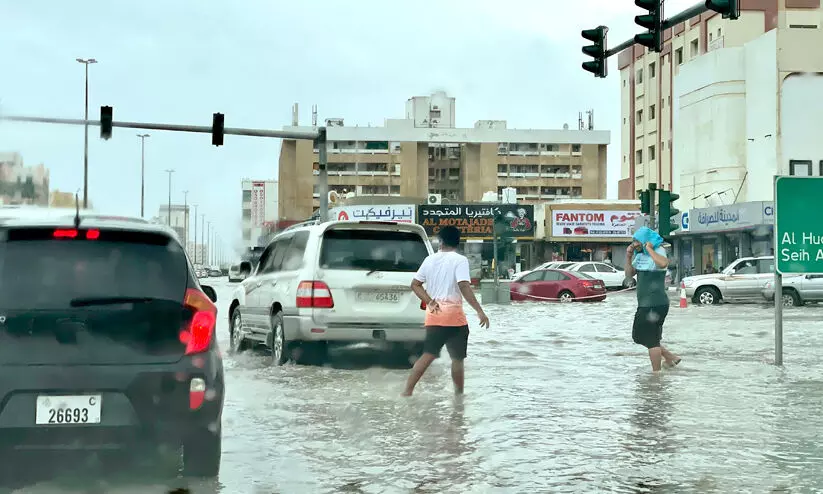 പരക്കെ മഴ; നിറഞ്ഞൊഴുകി റോഡുകൾ