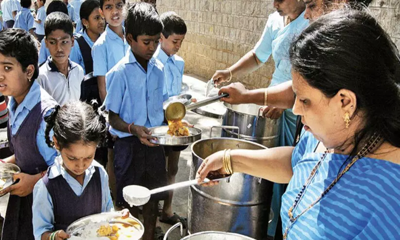 സ്കൂൾ ഉച്ചഭക്ഷണ പദ്ധതി; അധ്യാപകരും രക്ഷിതാക്കളും പ്രതിസന്ധിയിലെന്ന്