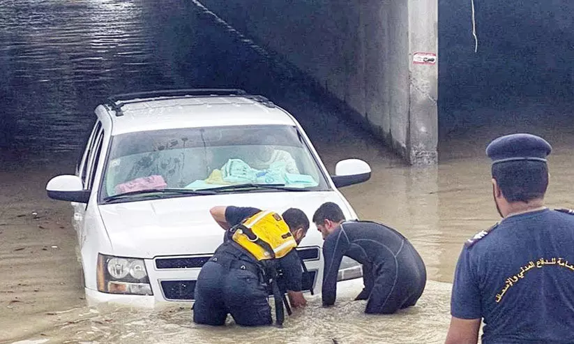 മ​ഴ തു​ട​രു​ന്നു:വാ​ദി​ക​ളി​ൽ കു​ടു​ങ്ങി​യ നി​ര​വ​ധി​പേ​രെ ര​ക്ഷി​ച്ചു