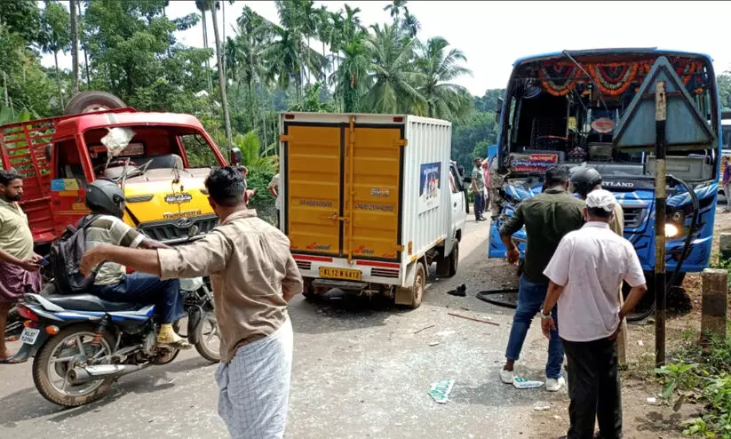 മാവൂരിൽ ബസും മിനിലോറിയും കൂട്ടിയിടിച്ച് നിരവധി പേർക്ക് പരിക്ക്