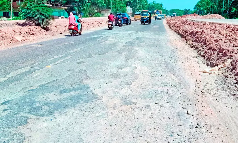 മഴ മാറിയിട്ടും കുഴികളടക്കാതെ ദേശീയപാത