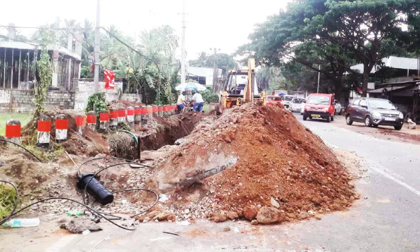 പൈപ്പ് പൊട്ടിയത് ഒരിടത്ത്, അറ്റകുറ്റപ്പണിക്ക് റോഡ് പൊളിച്ചത് മറ്റൊരിടത്ത്, സംസ്ഥാനപാതയിൽ കുരുക്കോട് കുരുക്ക്