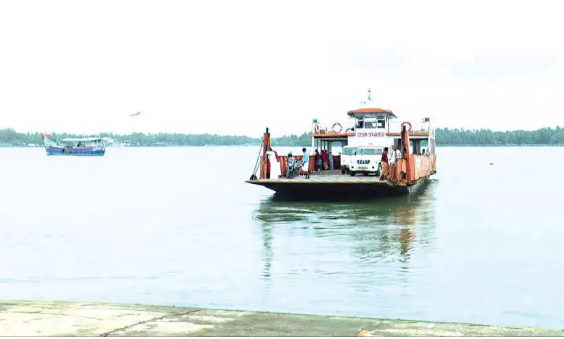 ജങ്കാർ സർവിസ് നിലച്ചിട്ട് രണ്ടാഴ്ച; യാത്രികർ ദുരിതത്തിൽ