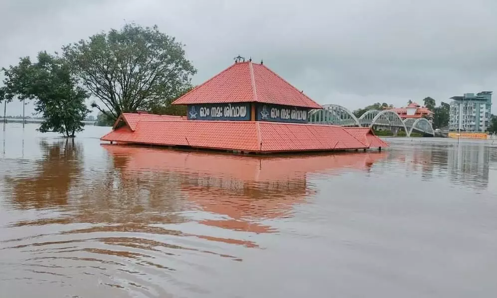 പെരിയാറിൽ ജലനിരപ്പ് ഉയർന്നു; മണപ്പുറം ക്ഷേത്രത്തിൽ വെള്ളം കയറി VIDEO