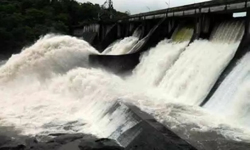 പെരിങ്ങൽകുത്തിൽ ഒ​രു സ്ലൂ​യി​സ് ഗേ​റ്റ് കൂ​ടി തു​റ​ന്നു; ചാലക്കുടിപ്പുഴയോരത്ത് ജാഗ്രത