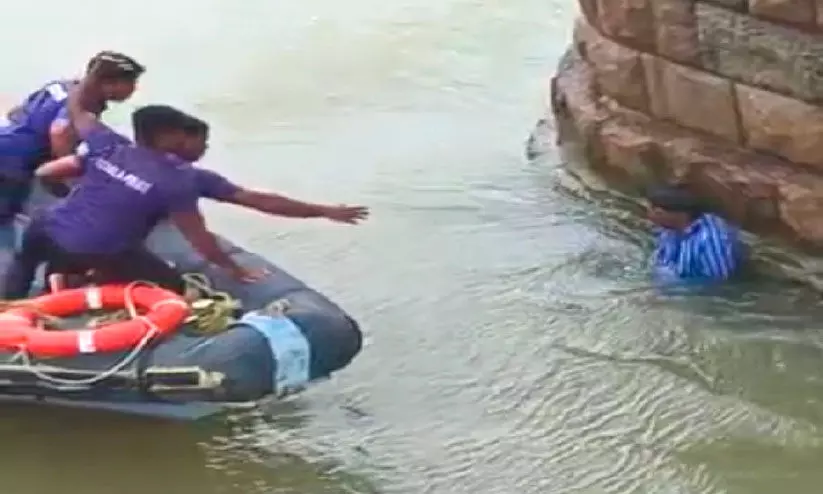 വളപട്ടണം പുഴയിൽ വീണയാളെ രക്ഷപ്പെടുത്തി