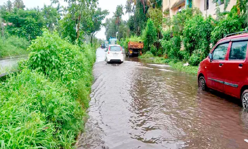 മ​ഴ​ക്ക് നേ​രി​യ ശ​മ​നം; കൊ​ടു​ങ്ങ​ല്ലൂ​രി​ൽ കെ​ടു​തി​ക​ൾ തു​ട​രു​ന്നു