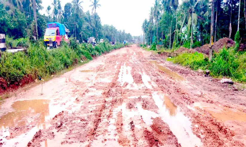 ഉഴുത് മറിച്ച് ദേശീയ പാത; സർവിസ് റോഡുകളിലേക്ക് പ്രവേശിക്കാൻ കഴിയാതെ ജനം