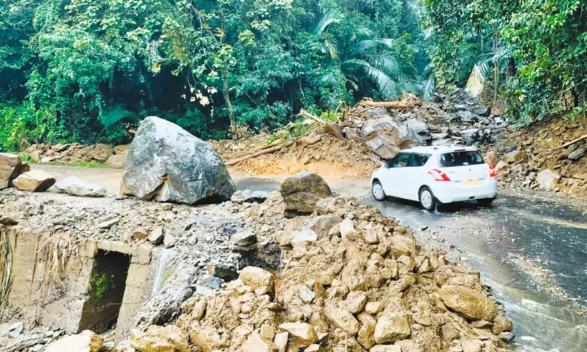 പേര്യ ചുരം റോഡിൽ ഭാഗികമായി ഗതാഗതം പുനഃസ്ഥാപിച്ചു