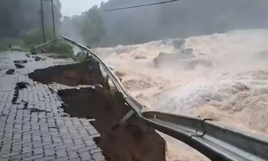 അടിമാലിയിൽ റോഡ് സംരക്ഷണഭിത്തി ഇടിഞ്ഞ് പുഴയിൽ പതിച്ചു; ഗതാഗതം നിരോധിച്ചു