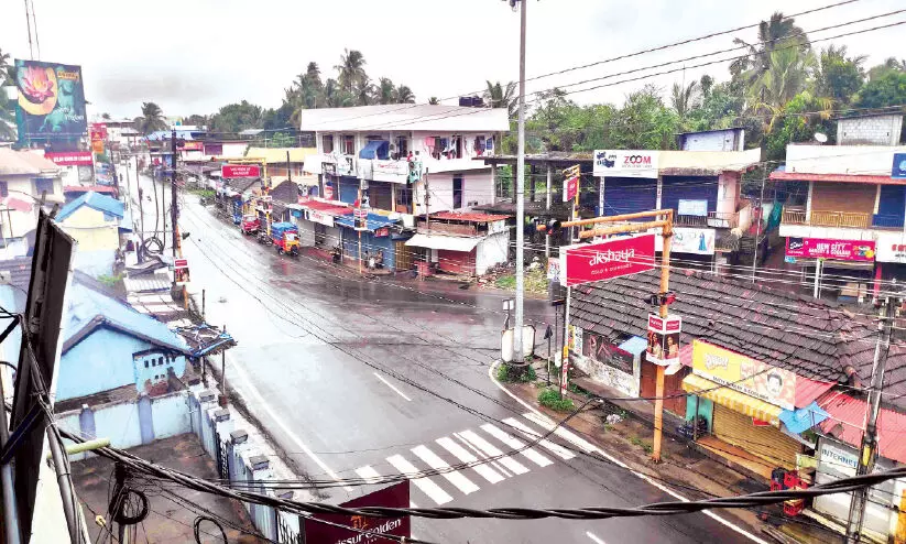 ത​മി​ഴ്നാ​ടി​ന്‍റെ ഒ​ട്ട​ൻഛ​ത്രം പ​ദ്ധ​തി; ചി​റ്റൂ​ർ മ​ണ്ഡ​ല​ത്തി​ൽ ഹ​ർ​ത്താ​ൽ പൂ​ർ​ണം