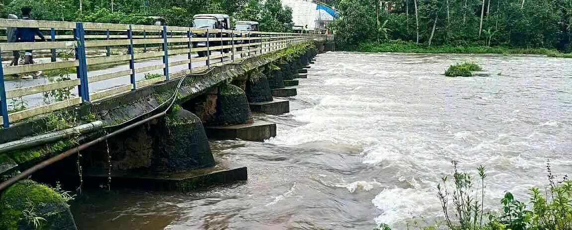 മുല്ലപ്പെരിയാർ പുറത്തേക്കൊഴുകി; തീരം ശാന്തം