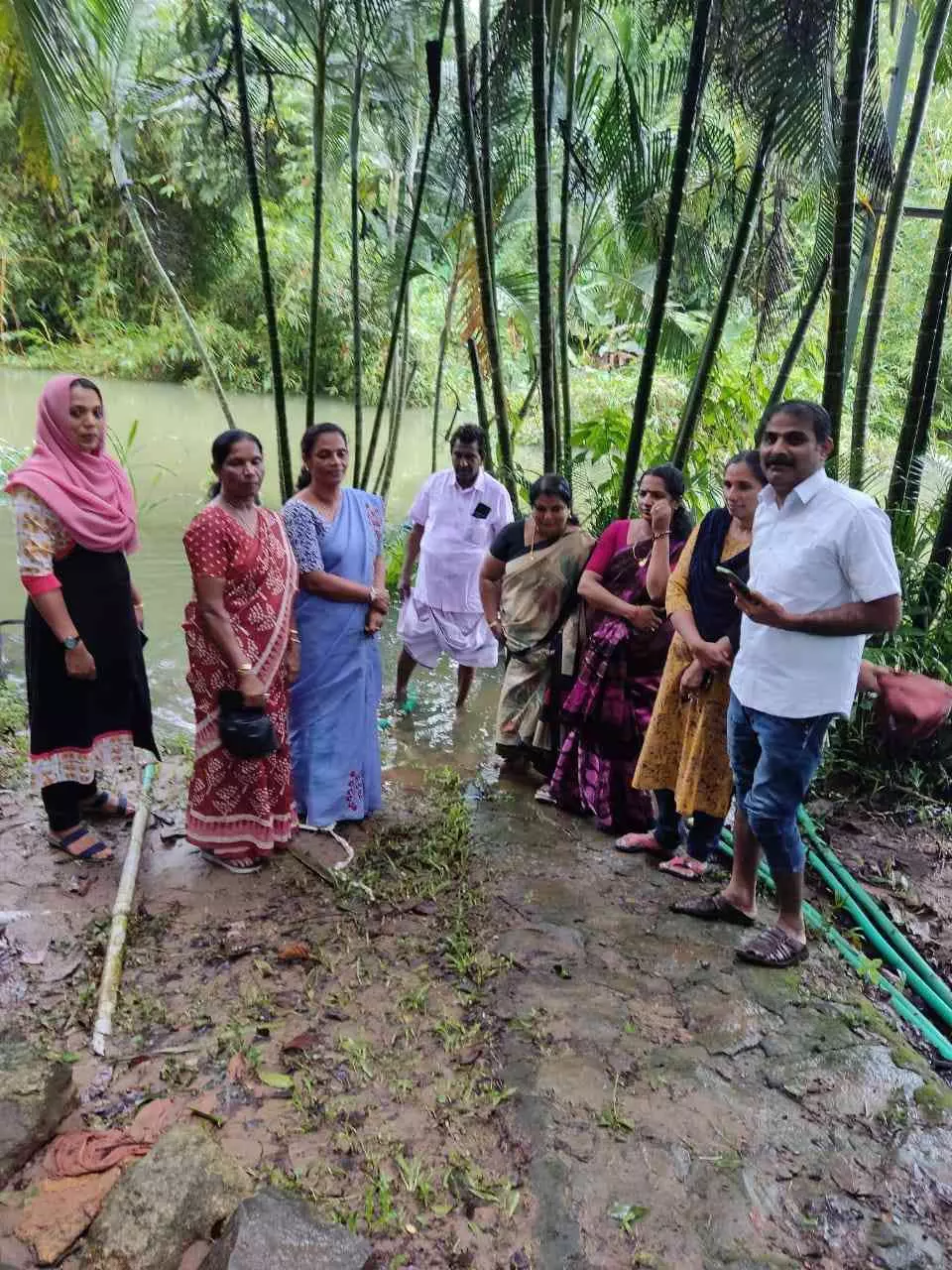 വെള്ളം കയറിയ കൃഷി സ്ഥലം ജനപ്രതിനിധികൾ സന്ദർശിച്ചു